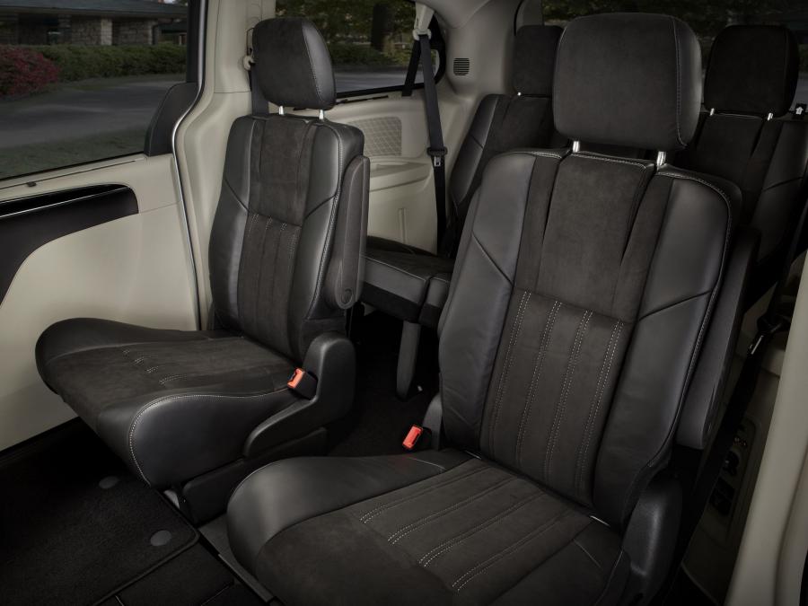  Chrysler Town & Country 30th Anniversary 2013 года  (фото 2 из 11)